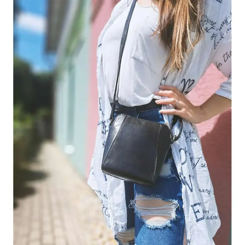 Dámska kožená kabelka Mercucio 250125 čierna