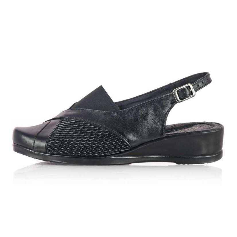 Dámske čierne kožené sandále Gift Z441